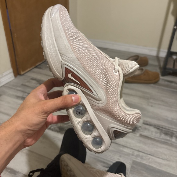 Nike air max Dn unisex sneakers beige and silver men size 10.5 woman’s size 12 - Picture 1 of 3